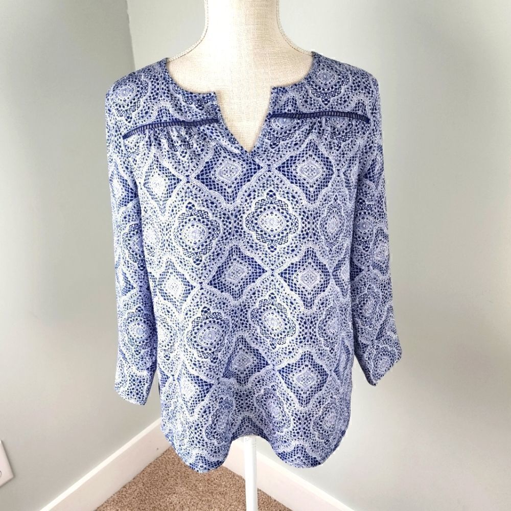 FEVER WOMEN'S V NECK 3/4 LENGTH SLEEVES BLUE AND WHITE TOP SIZE SMALL